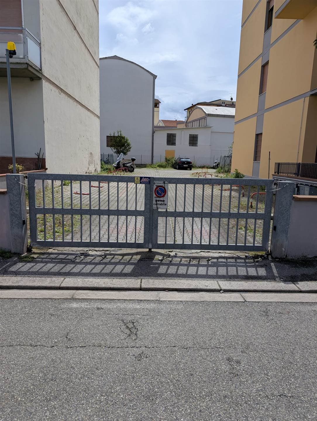 Legnaia, posto auto con cancello automatico 2