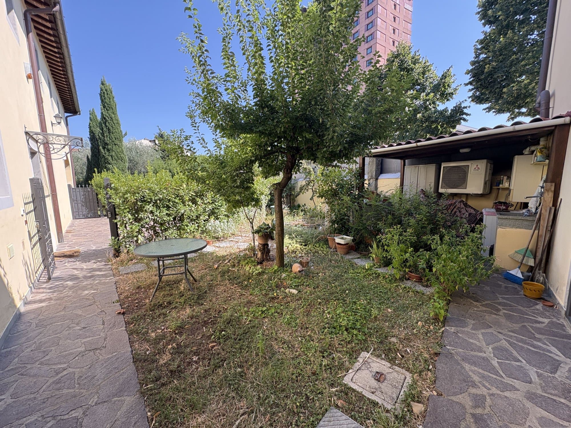 Porzione di colonica con giardino e posto auto 2