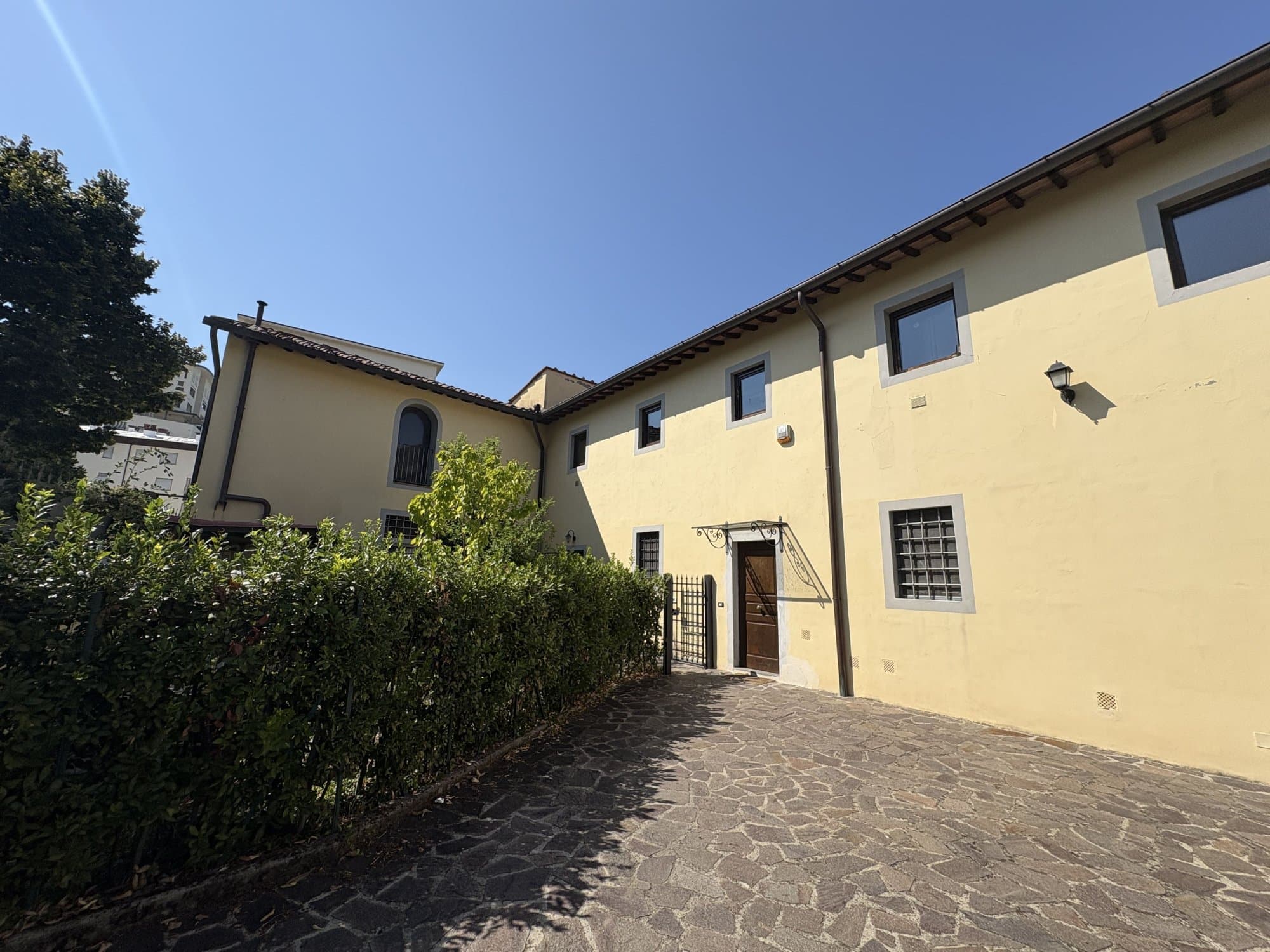 Porzione di colonica con giardino e posto auto