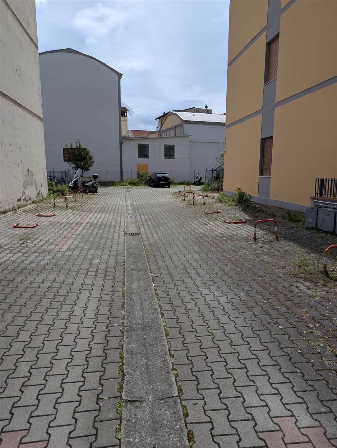 Legnaia, posto auto con cancello automatico