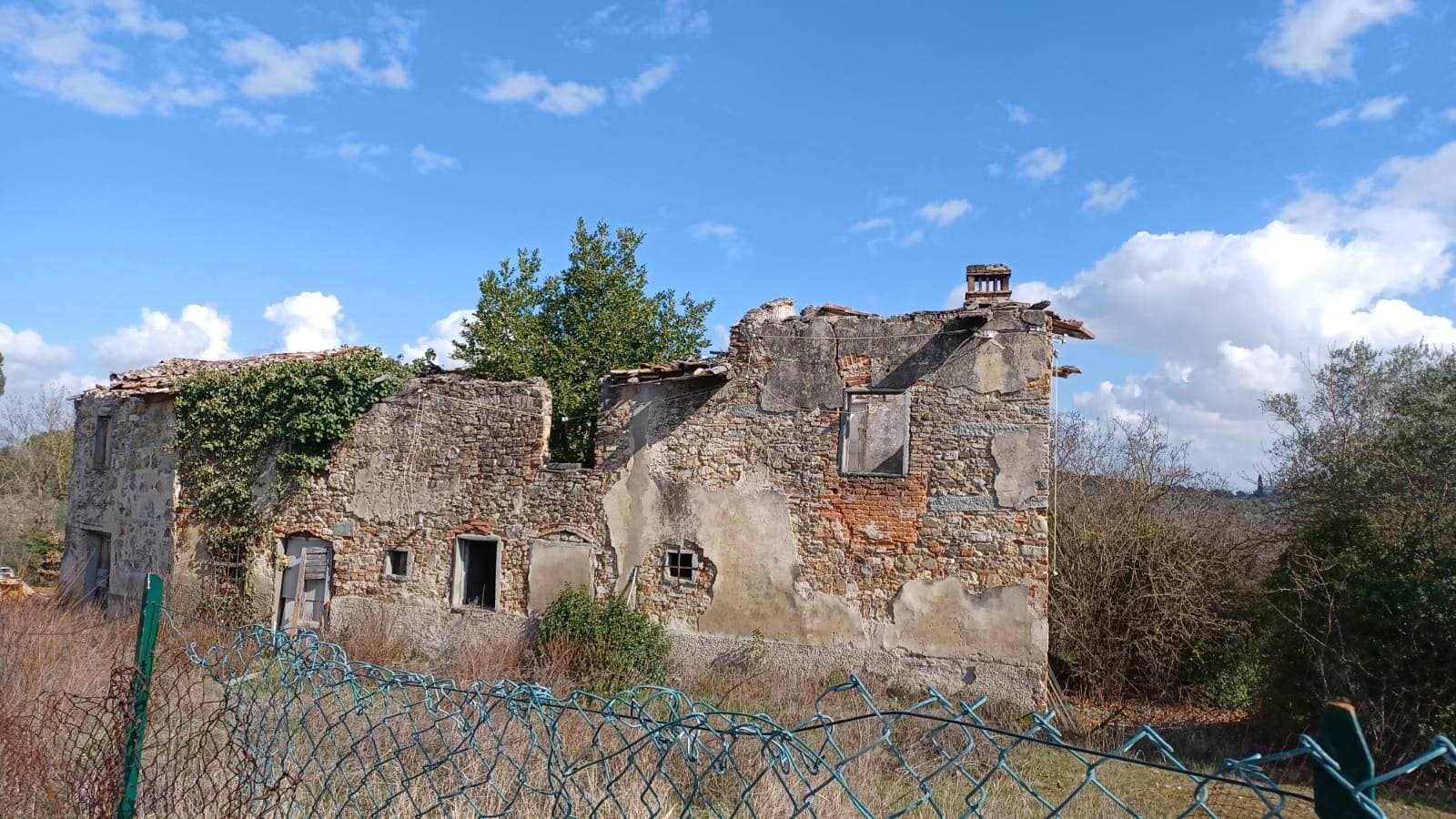 Casale da ristrutturare con terreno agricolo.
